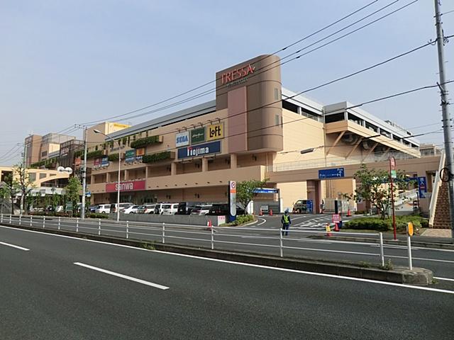 Shopping centre. Tressa 1100m super to Yokohama, Consumer electronics, Automobile, fashion, restaurant, It is walking distance to a large shopping mall, etc. are aligned hospital