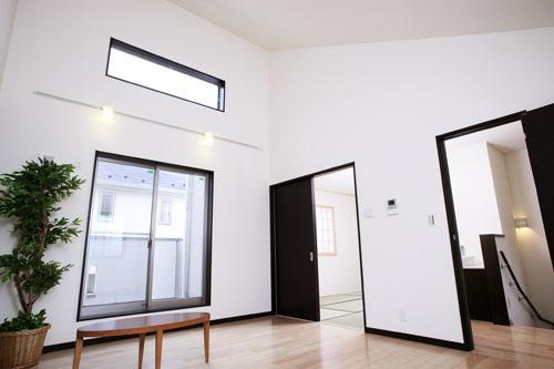 Same specifications photos (living). Same construction company construction cases