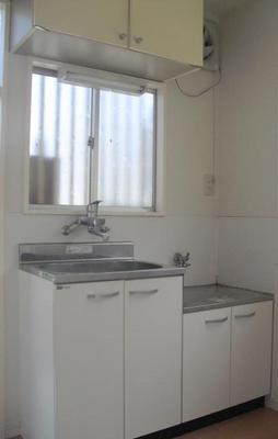 Kitchen. Care is also a breeze There is a window bright two-necked Gasukitchin can be installed