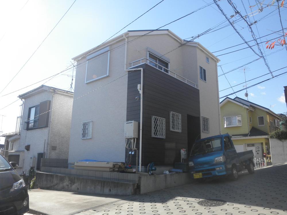 Local appearance photo. Northwest corner lot, For east side of the adjacent parking space, North ・ east ・ In three directions of the west there is not adjacent building (December 12, 2013) Shooting