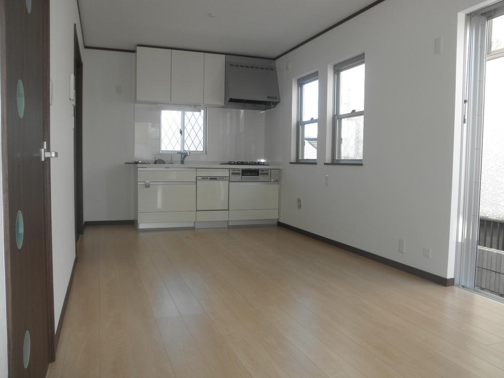 Living. As used widely space, Kitchen is located in the back of the room (2013 December 12) shooting