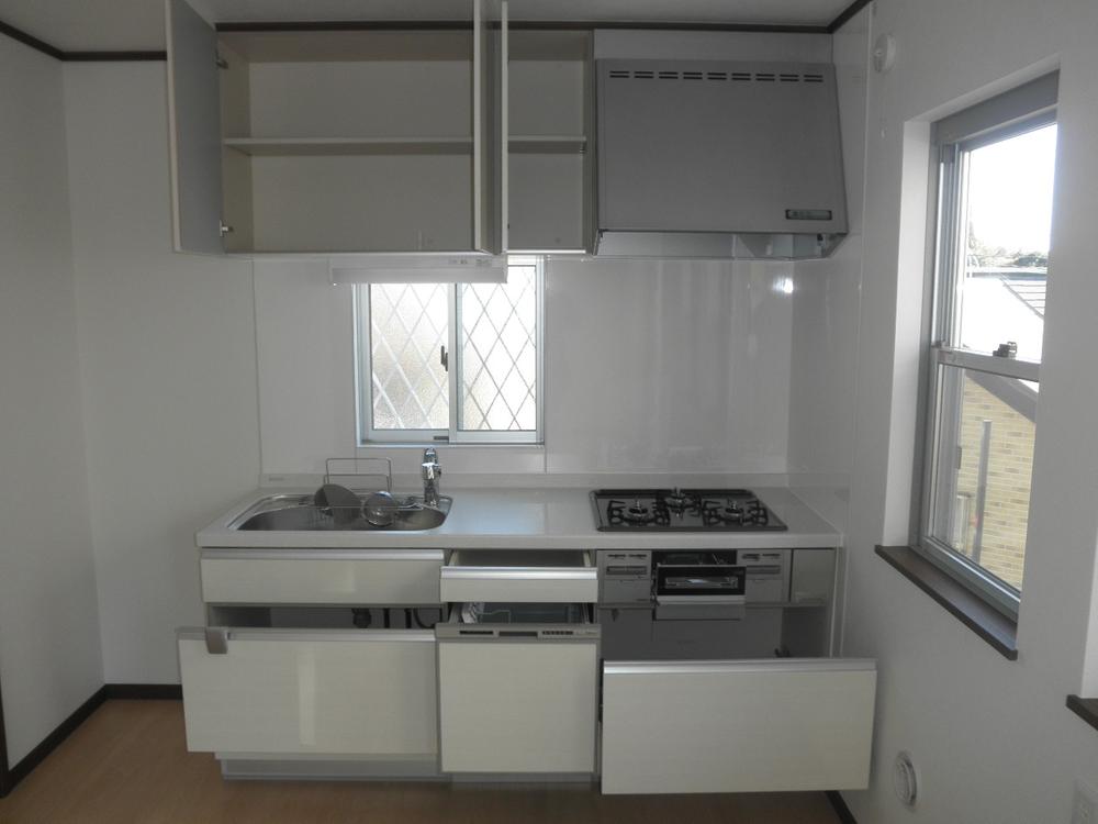 Kitchen. There is a window in two directions, Bright and airy. Receipt ・ Functional kitchen equipped with a dishwasher. (December 12, 2013) Shooting