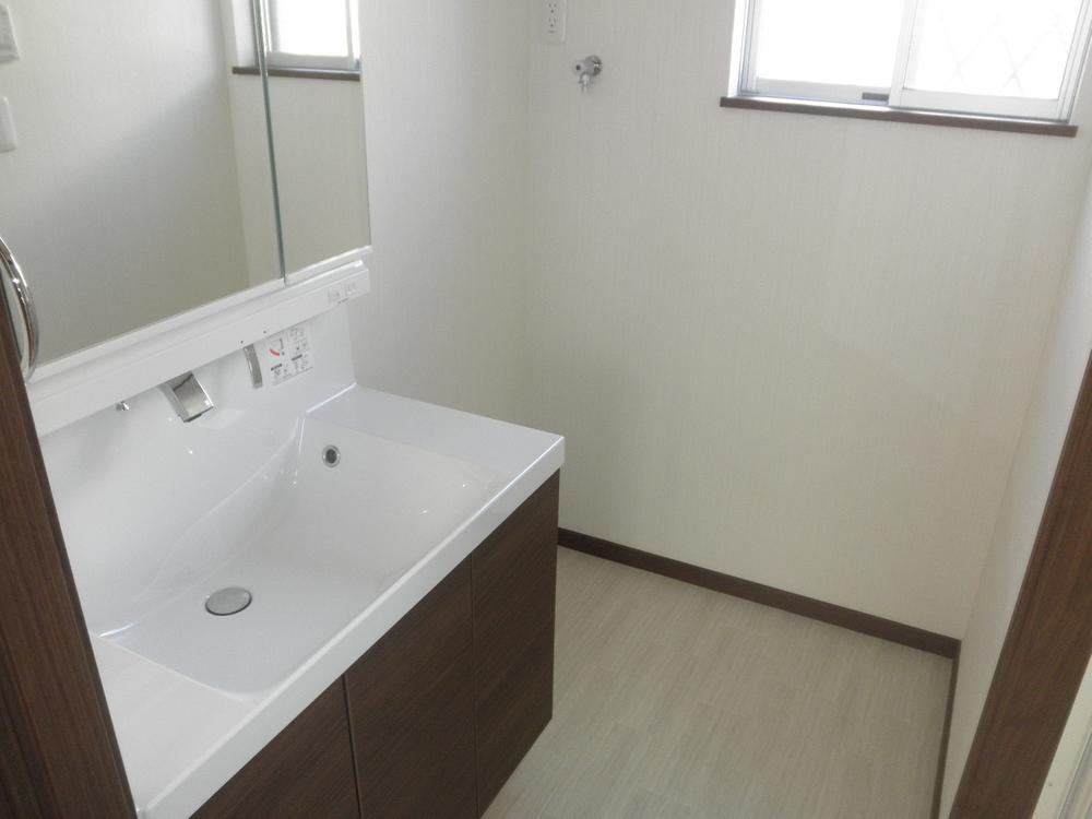 Wash basin, toilet. Utilization without waste space, Next to the washbasin Laundry Area (December 12, 2013) Shooting