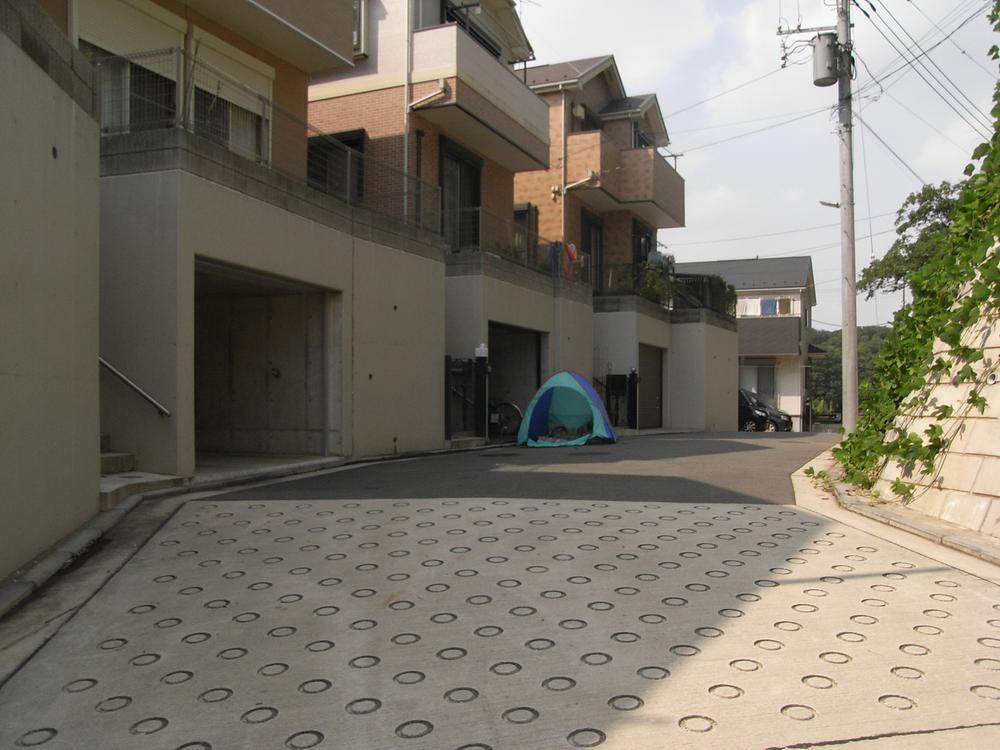 Local photos, including front road. E Building: local (08 May 2013) Shooting