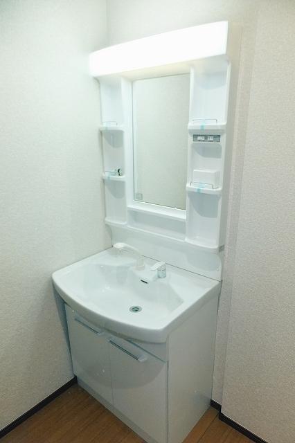 Wash basin, toilet. 1 Building Indoor (November 22, 2013) Shooting