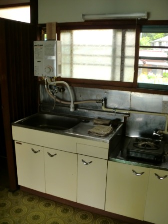 Kitchen. Two-burner gas stove can be installed