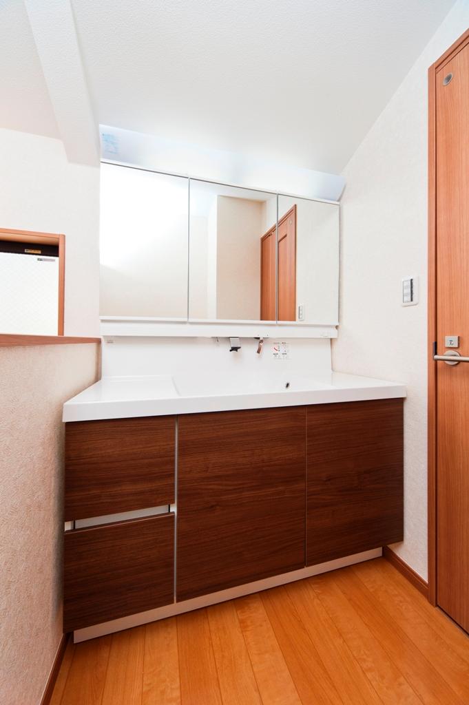 Wash basin, toilet. Spacious washroom