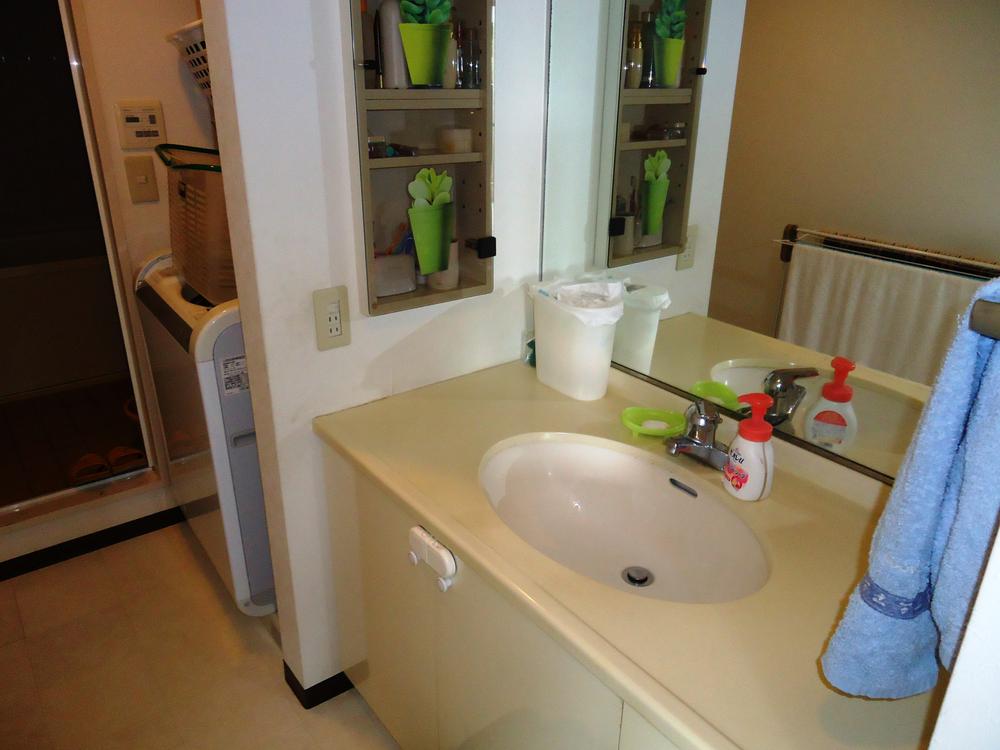 Wash basin, toilet. Indoor (11 May 2013) Shooting