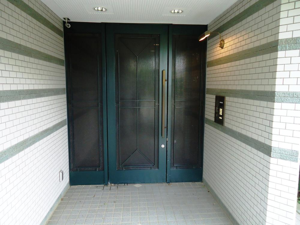 Entrance. Common areas