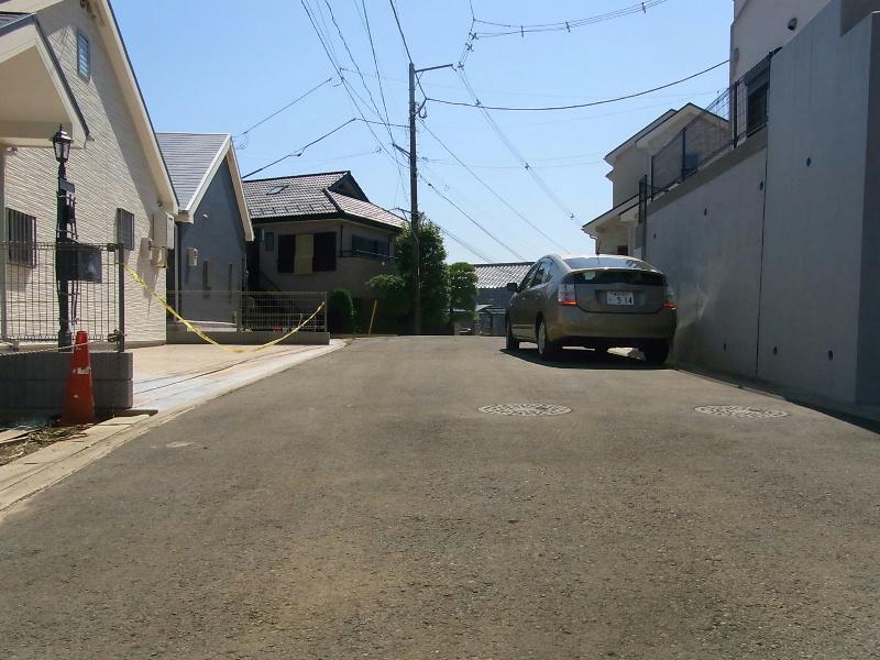 Local photos, including front road. Frontal road