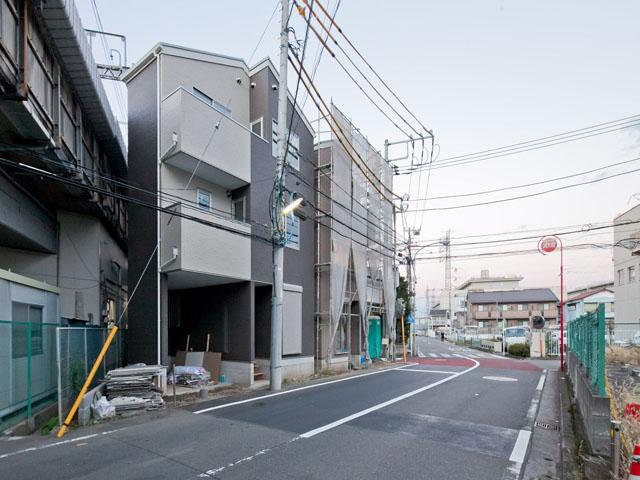 Local photos, including front road. Local (11 May 2013) Shooting