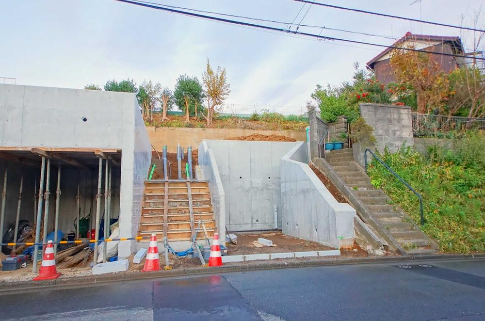 Local photos, including front road. Local (11 May 2013) Shooting, Good hit yang facing the 8M road.