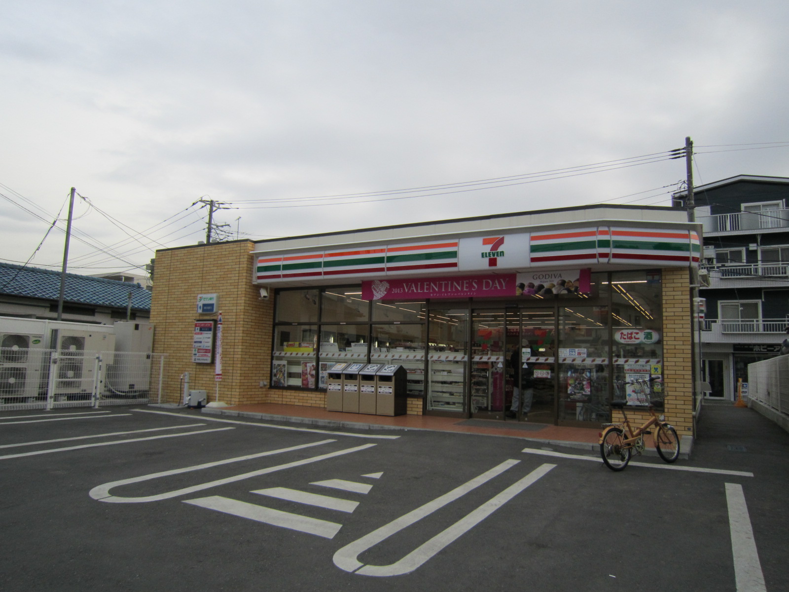 Convenience store. Seven-Eleven Yokohama Hiyoshihon-cho Station store up (convenience store) 266m