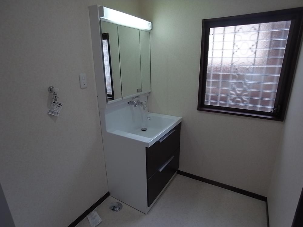 Wash basin, toilet. Washroom is also already the new exchange.