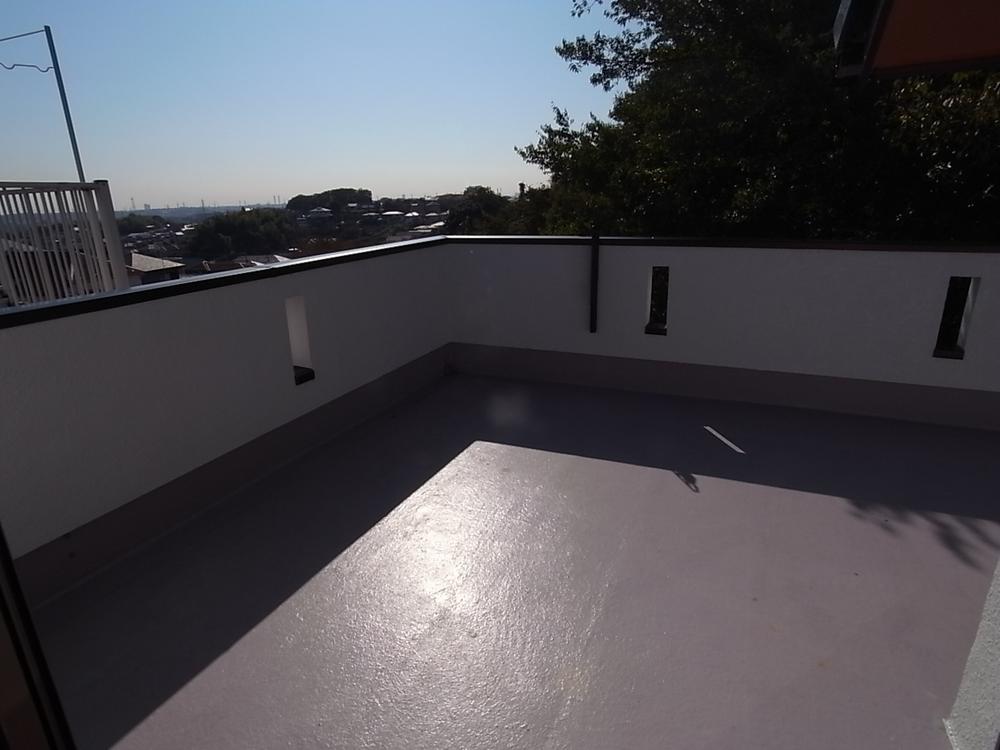 Balcony. Spacious south balcony!