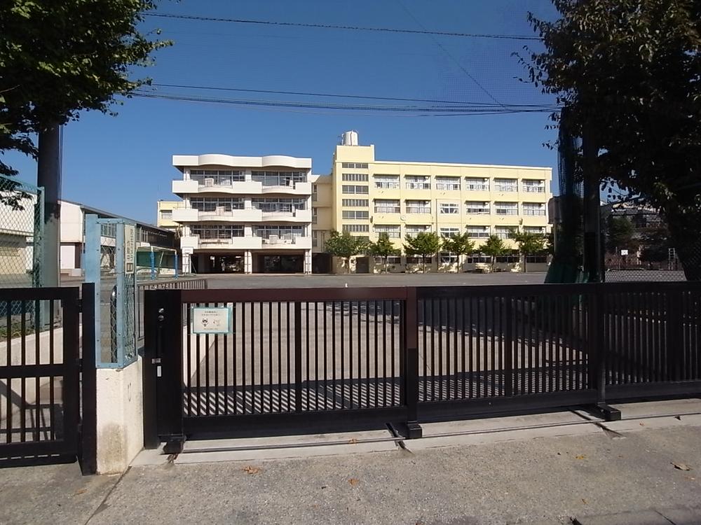 Primary school. Komahayashi is wide elementary school of 650m schoolyard to elementary school.