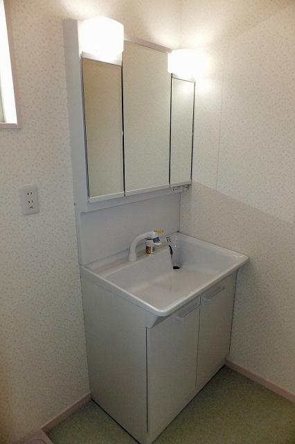 Wash basin, toilet. Indoor (July 14, 2013) Shooting