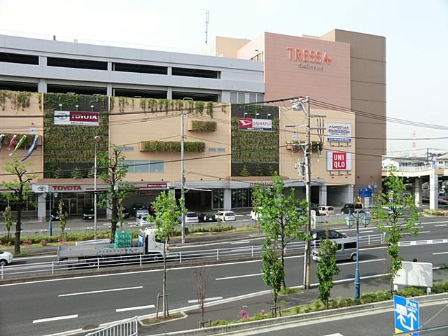 Shopping centre. Big shopping mall of 700m Kohoku area to Tressa Yokohama. Shopping weekend please here. 