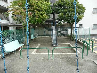 Other. On-site park! Also play freely children!