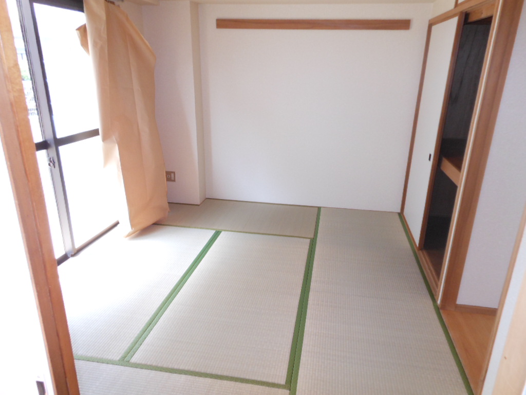 Living and room. Also housed have Japanese-style room!