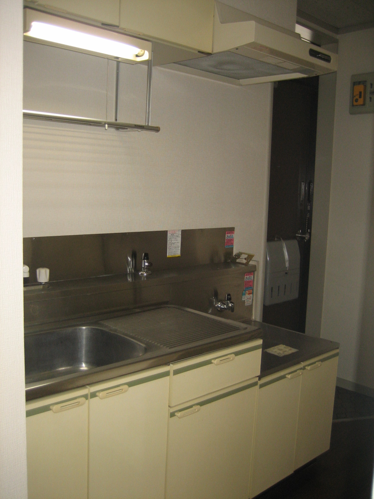 Kitchen. Two-burner gas stove can be installed!