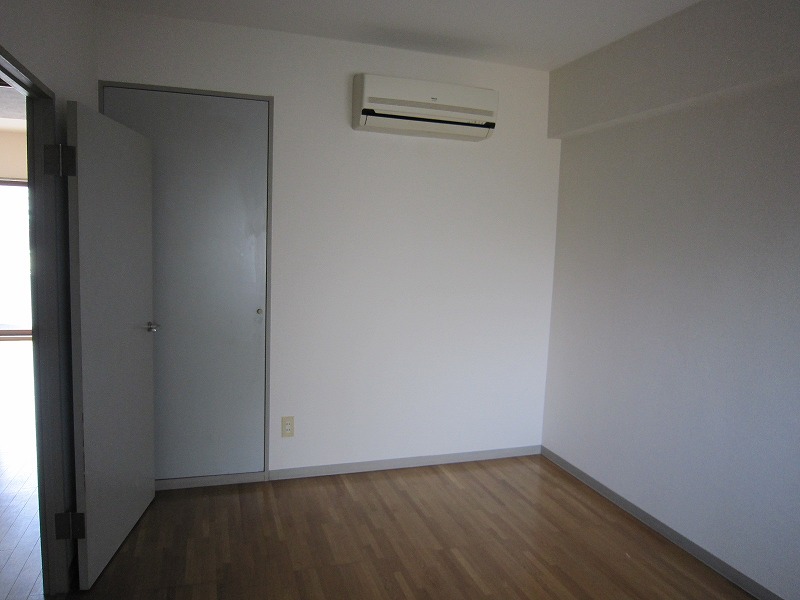 Living and room. Air conditioning is also 1 groups implemented in Western-style