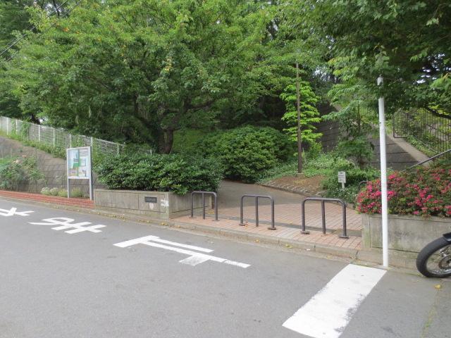 park. As it is this park using the 650m slope to Shinoharanishi-cho Park, Green is a very rich, When I walk in the park, It will feel cooler than around. Since the park entrance is inconspicuous, Comings and goings of people even less, It is a good park to holiday spend a laid-back time.