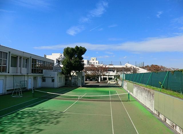 Junior high school. It has a 870m vast playground to Yokohama Municipal Takada Junior High School, Is a junior high school vending machines, such as curry and bread is well-equipped facilities, such as in the school