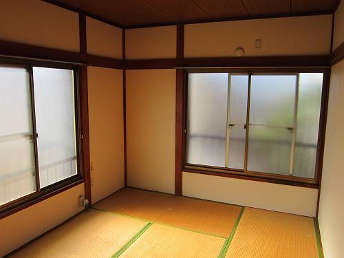 Living and room. Back Japanese-style room / Day two-plane daylight ・ Ventilation is good