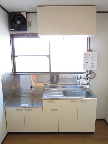 Kitchen. Sink ・ Hanging cupboard ・ Water heater ・ Ventilation fan has a new ☆