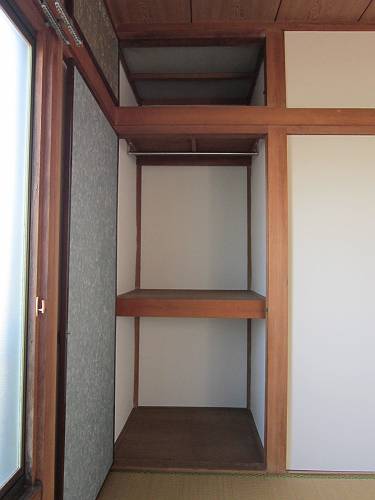 Living and room. Before Japanese-style storage / Also it hung hanger during