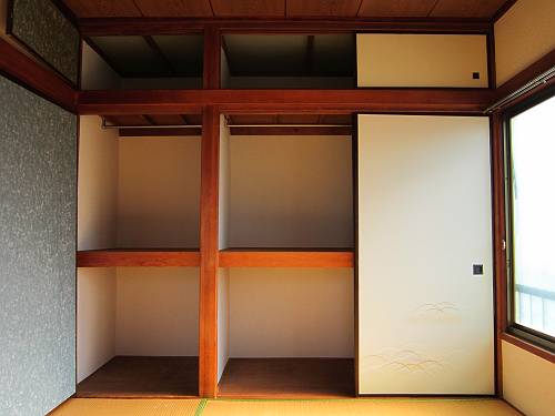 Living and room. Back Japanese-style storage / Also it hung hanger during