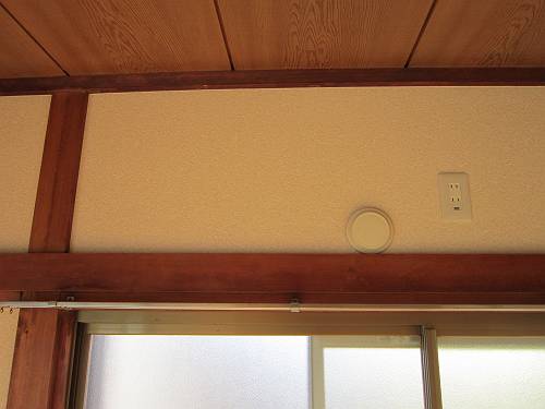 Living and room. Air conditioning can be mounted in the back Japanese-style room!