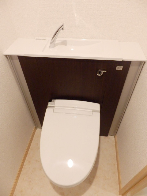 Toilet. ◇ Tankless toilet ◇