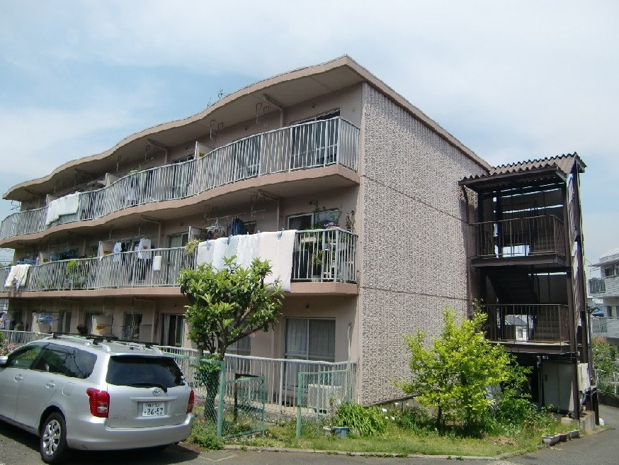 Building appearance. Facing south, Gozaimasen building in front