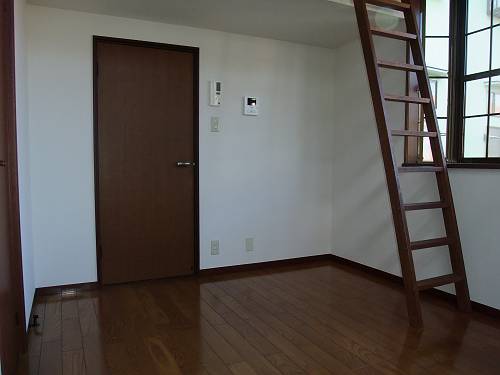 Living and room. 6 Pledge Western-style (bay windows there / Right is a ladder to the loft)