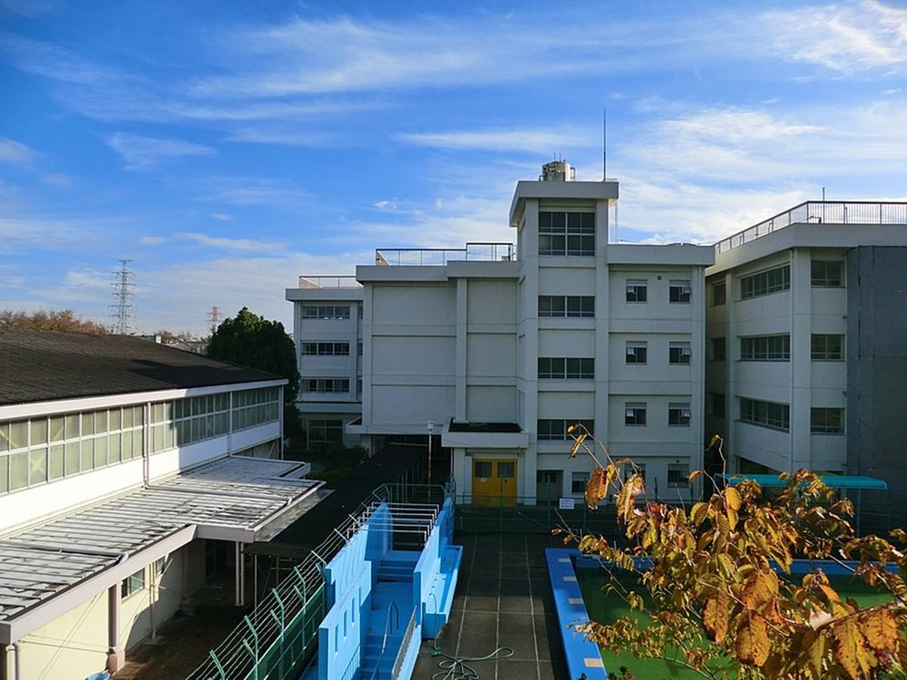 Junior high school. Figure 1200m students who will attend school while greetings to people in your neighborhood to Yokohama Municipal neoptile junior high school is very refreshing.