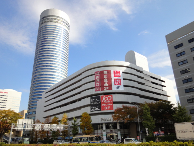 Shopping centre. Shin Yokohama Prince Pepe (shopping center) to 200m