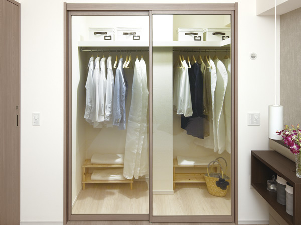 Receipt. Family of wardrobe can store plenty "walk-in closet."