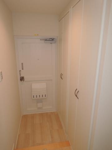 Entrance. Clean some entrance in which the white-toned!