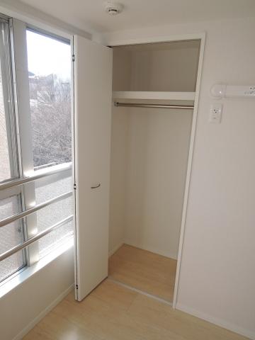 Non-living room. 6.3 Pledge closet