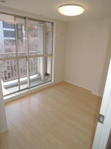 Non-living room. 4.4 Pledge Bright face on the balcony