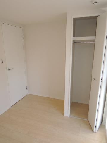 Non-living room. 4.4 Pledge closet