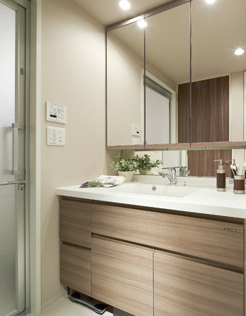 Bathing-wash room.  [bathroom] In three-sided mirror back storage, You can clean and accommodating the small items such as cosmetics bottles and medicine.