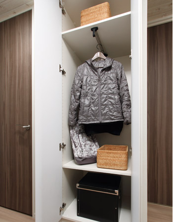 Receipt.  [Entrance closet] Set up a pole with a closet of clothes is applied near the entrance. You can also conveniently housed outer winter coat and guests.