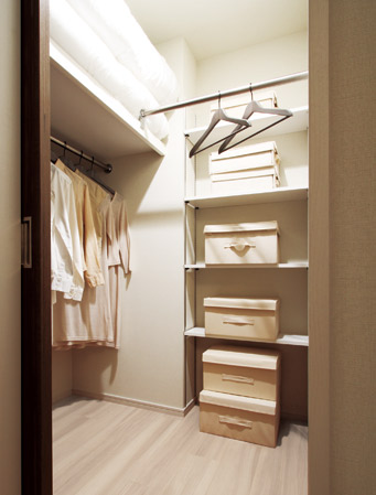 Receipt.  [Walk-in closet] Walk-in closet that like can be plenty of storage clothing and bags. Also it has set up a shelf that can accommodate the futon.