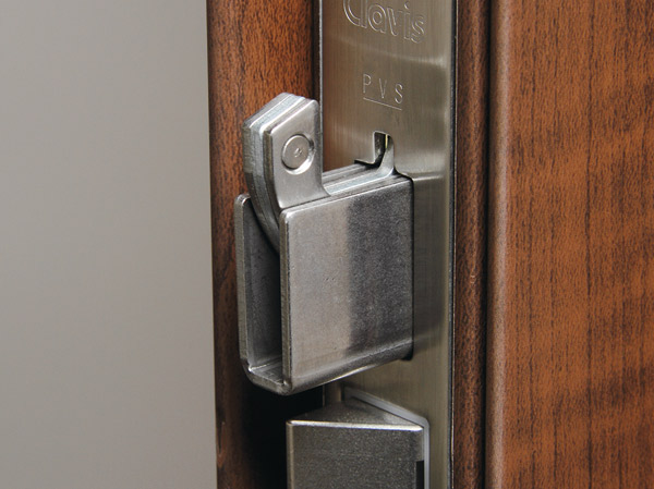 Security.  [Sickle dead lock] As a countermeasure against prying by the bar, etc., Closing the key takes a sickle of the dead bolt, Adopt a dead lock with a sickle to robust fix the door.