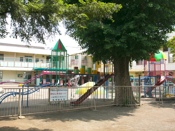 Surrounding environment. Private Castle Township kindergarten (about 140m ・ A 2-minute walk)