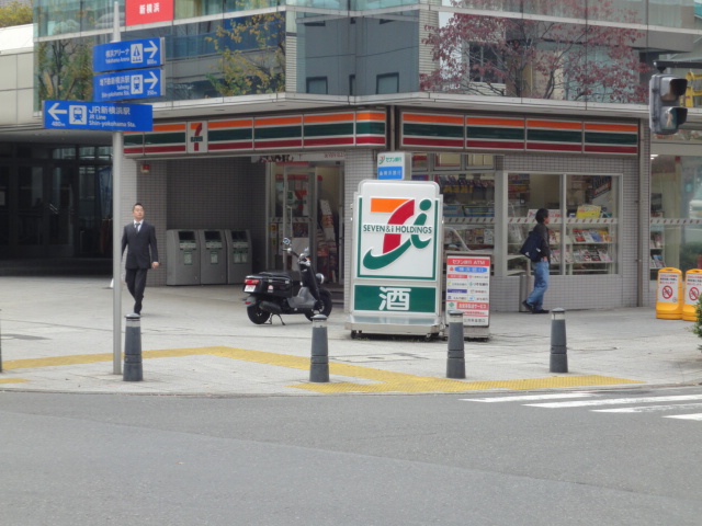 Convenience store. Seven-Eleven Shin-Yokohama 2-chome up (convenience store) 238m