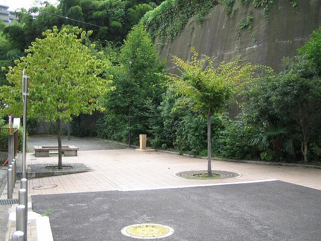 park. There is a park in front of the entrance. As a road in front of the park to play fewer children car street, So it is safe